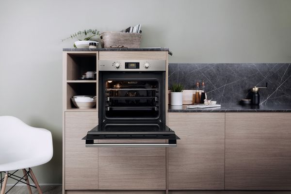 Bauknecht-Einbauherd-Backofen-Einbaugerat-BAR2S-K8-V2-IN-Elektrisch-A--Lifestyle-frontal-open