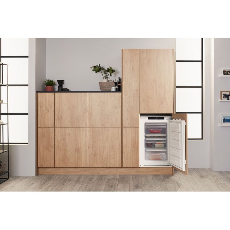 Bauknecht-Gefrierteil-Einbaugerat-GSI-9F2-Weiss-Lifestyle-frontal-open