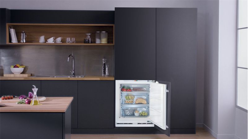 Bauknecht-Gefrierteil-Einbaugerat-GSU-8F1-Weiss-Lifestyle-frontal-open