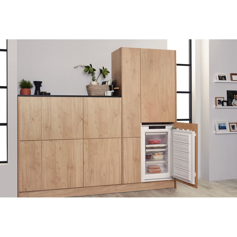 Bauknecht-Gefrierteil-Einbaugerat-GSI-9F2-Weiss-Lifestyle-perspective-open
