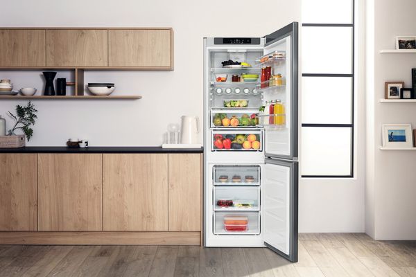 Bauknecht Kühl- / Gefrierkombination Standgerät KG StopFrost 189 A3+IN Optic Inox 2 doors Lifestyle frontal open