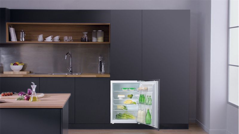 Bauknecht-Kuhlen-Einbaugerat-KSI-9VF2-Weiss-Lifestyle-frontal-open