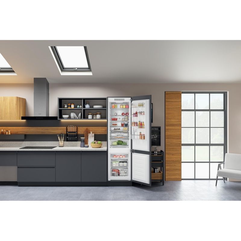 Bauknecht-Kuhl----Gefrierkombination-Einbaugerat-KGITN-20F3-MA-Weiss-2-doors-Lifestyle-frontal-open