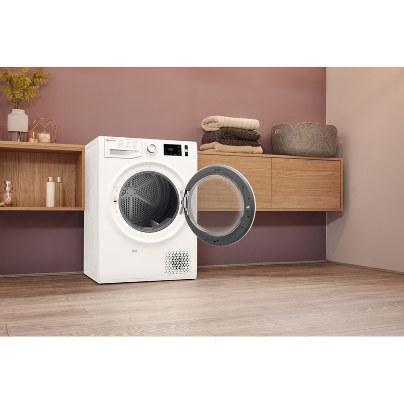Bauknecht-Trockner-T-Pure-M11-72WK-DE-Weiss-Lifestyle-perspective-open