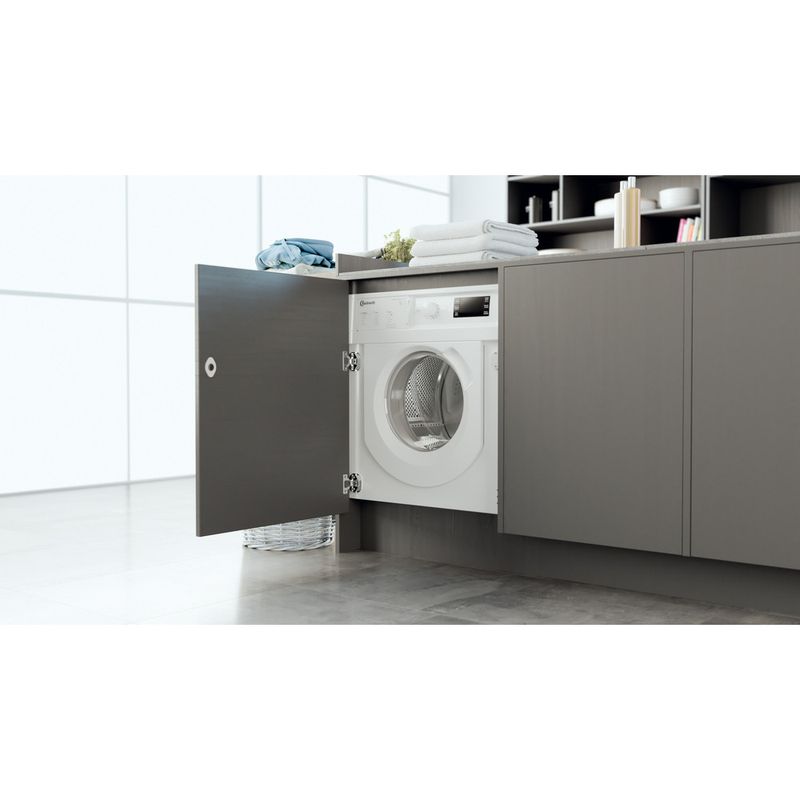 Bauknecht-Waschmaschine-Einbaugerat-BI-WMBG-71483E-DE-N-Weiss-Frontlader-D-Lifestyle-perspective