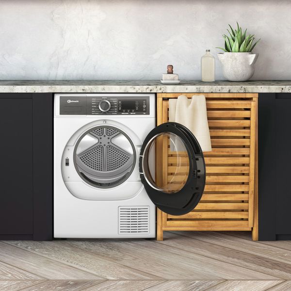 Bauknecht-Trockner-B8-D84WB-DE-Weiss-Lifestyle-frontal-open