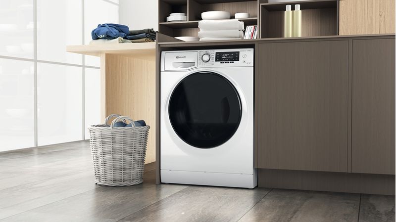 Bauknecht Waschtrockner Standgerät WATK Sense 97S 52 N Weiss Frontlader Lifestyle perspective