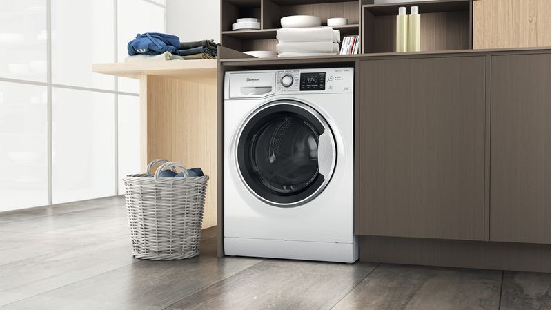 Bauknecht Waschtrockner Standgerät WATK Sense 96 41 N Weiss Frontlader Lifestyle perspective