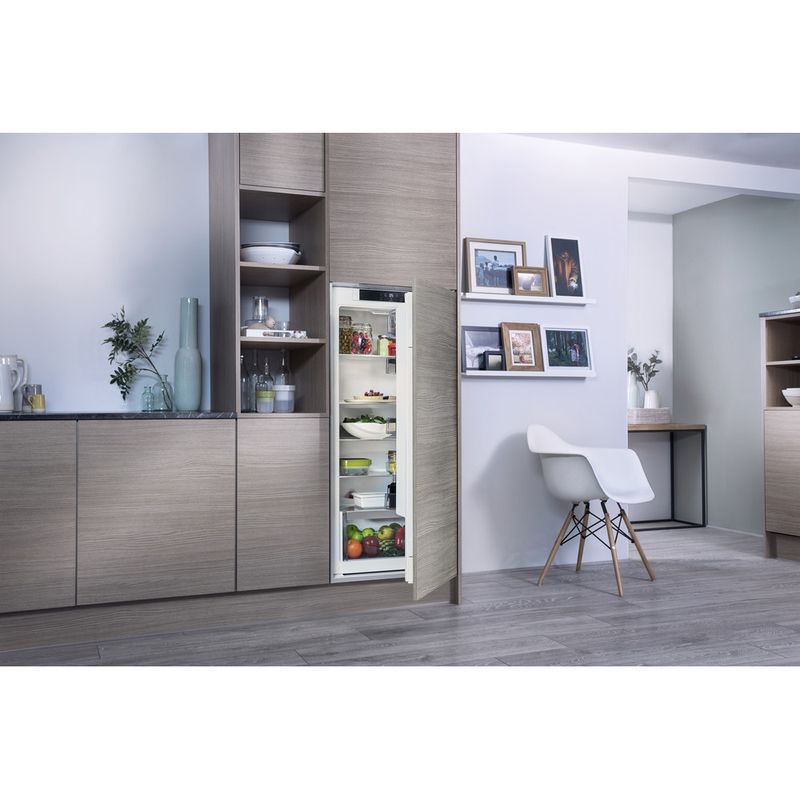 Bauknecht-Kuhlen-Einbaugerat-KRIE-2124-A----Stahl-Lifestyle-perspective-open