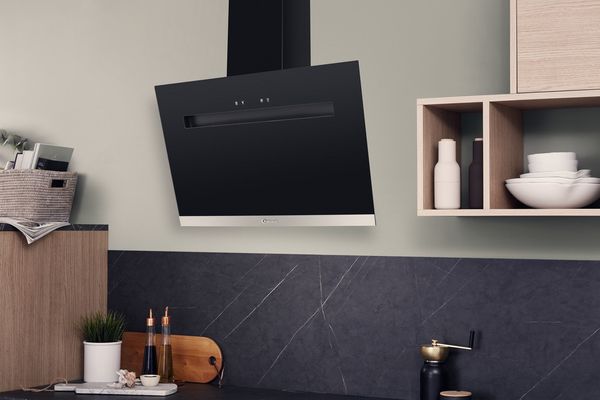 Bauknecht Dunstabzugshauben Einbaugerät DBHVS 81 LT K/2 Schwarz Wandmontage Elektronisch Lifestyle perspective