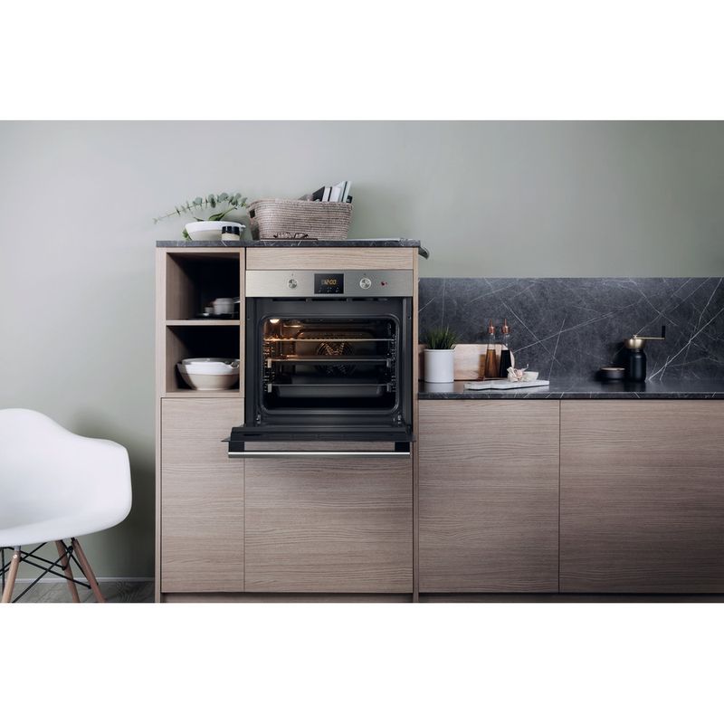 Bauknecht-Einbauherd-Backofen-Einbaugerat-BAR2-KN5V2-IN-Elektrisch-A-Lifestyle-frontal-open