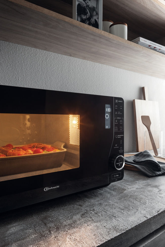Bauknecht-Mikrowelle-Standgerat-MW-421-SL-Silber-Elektronisch-25-Mikrowelle-Grill-800-Lifestyle-perspective