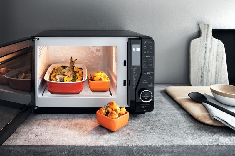 Bauknecht-Mikrowelle-Standgerat-MW-421-SL-Silber-Elektronisch-25-Mikrowelle-Grill-800-Lifestyle-frontal-open
