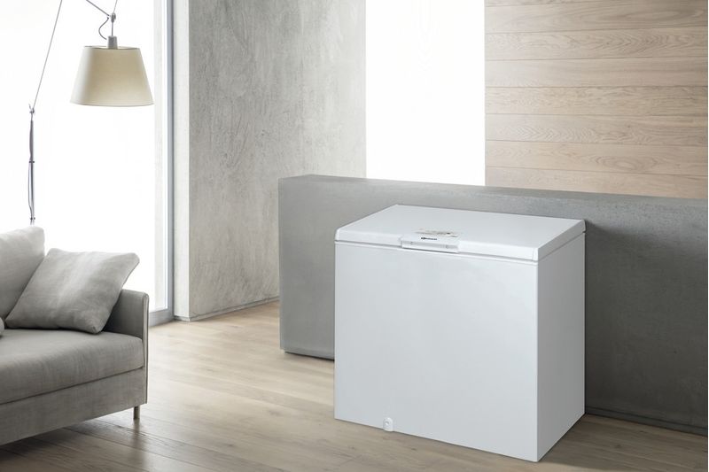 Bauknecht-Gefrierteil-Standgerat-GTE-2533-Weiss-Lifestyle-perspective