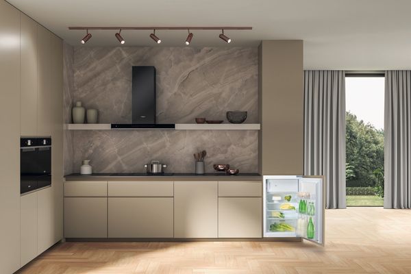 Bauknecht-Kuhlen-Einbaugerat-KSI-9GS2E-Weiss-Lifestyle-frontal-open