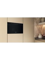 Bauknecht Mikrowelle Einbaugerät BMN1O2BK Schwarz Elektronisch 22 Mikrowelle 750 Lifestyle perspective