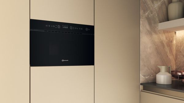 Bauknecht Mikrowelle Einbaugerät BMN1O2BK Schwarz Elektronisch 22 Mikrowelle 750 Lifestyle perspective