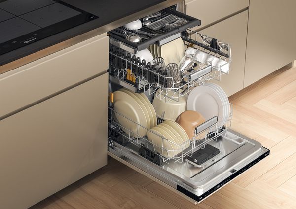 Bauknecht-Dishwasher-Einbaugerat-BK7IA115B2M6L0-Vollintegriert--Lieferung-ohne-Mobelfront--A-Lifestyle-perspective-open