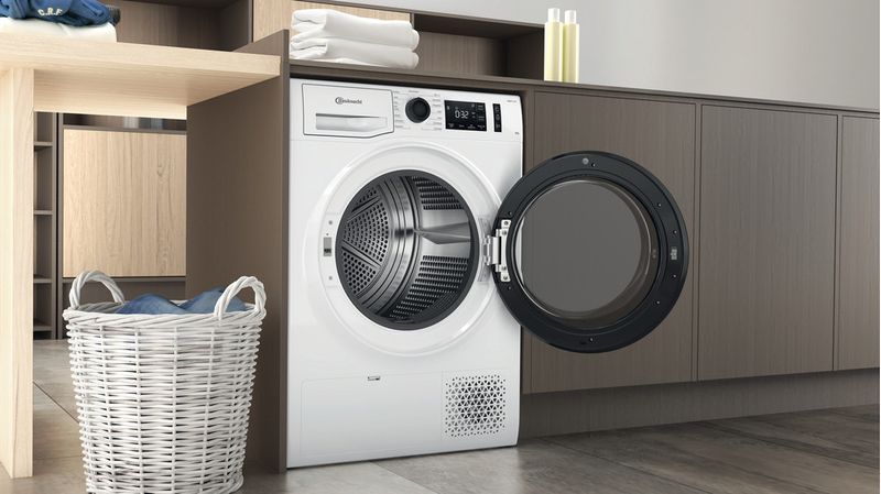 Bauknecht-Trockner-TR-Pure-M11-82-N-Weiss-Lifestyle-perspective-open
