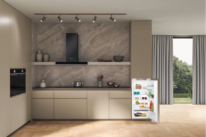 Bauknecht-Kuhlen-Einbaugerat-BKSI-12VF3D-Stahl-Lifestyle-frontal-open