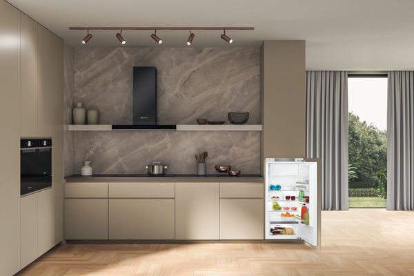 Bauknecht Kühlen Einbaugerät BKSI 12GF3D Weiss Lifestyle frontal open